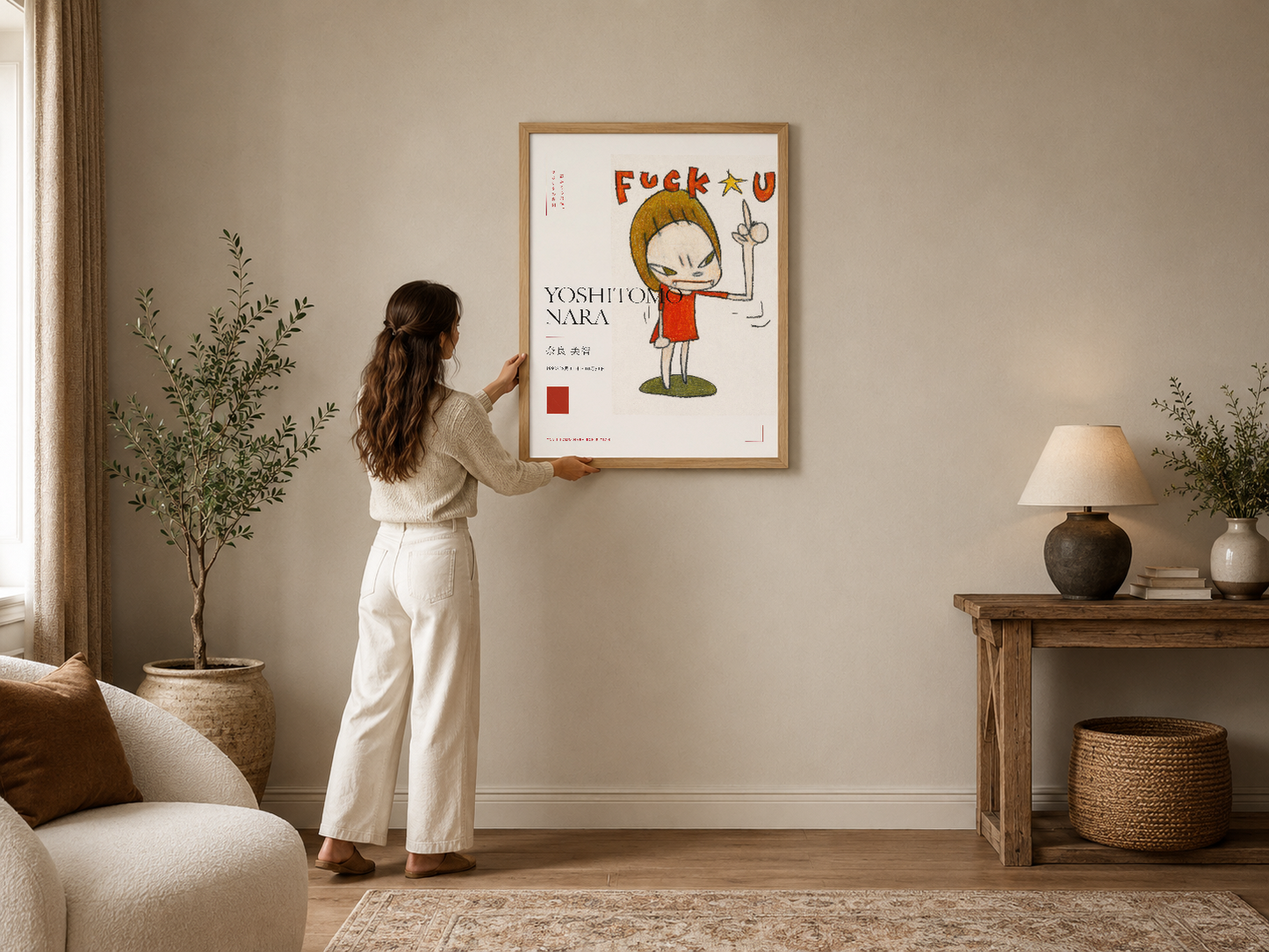 Yoshitomo Nara tasarımlı cesur poster, ahşap çerçeveli, modern oturma odasında kanepenin üstünde sergileniyor.