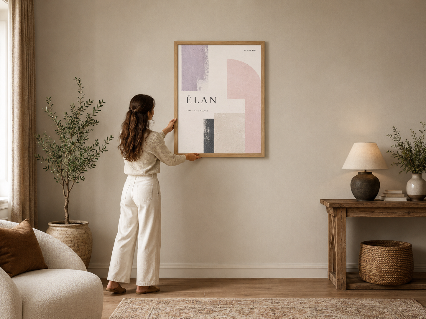 Minimalist tasarımlı Élan posteri, pastel pembe ve mor tonlarıyla modern oturma odasını zarif şekilde dekore ediyor.
