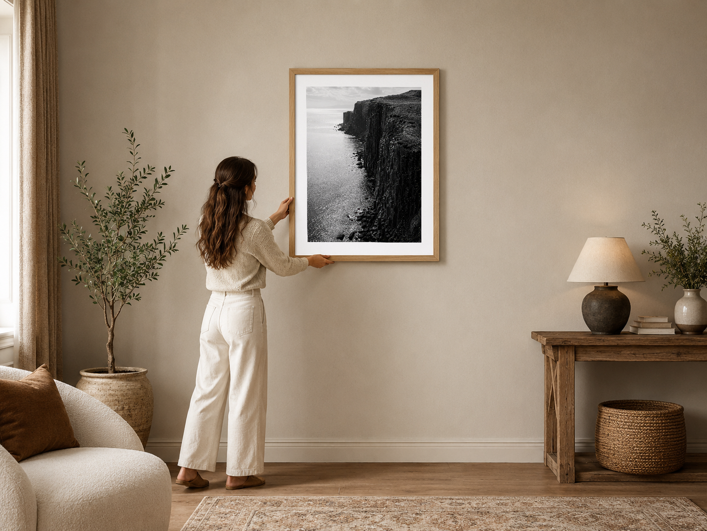 Siyah beyaz kayalık sahil fotoğrafı, ahşap çerçeveli poster, modern oturma odasında duvar sanatı.