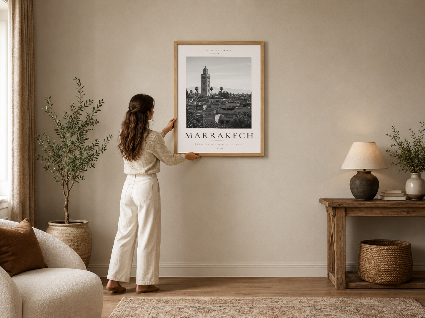 Marrakech kent manzarasını siyah beyaz fotoğrafla sunan zarif çerçeveli poster, modern oturma odasının duvarında.