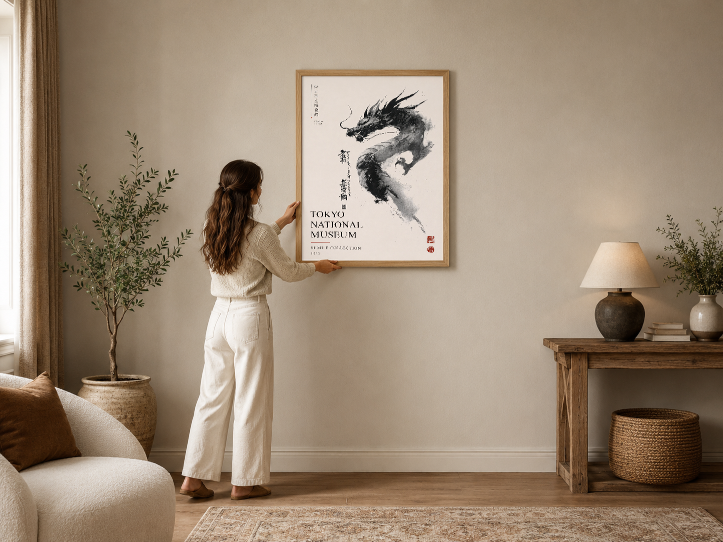 Japon ejderha motifleriyle Tokyo Müzesi koleksiyonu posterinin çerçeveli hali, modern oturma odasında.