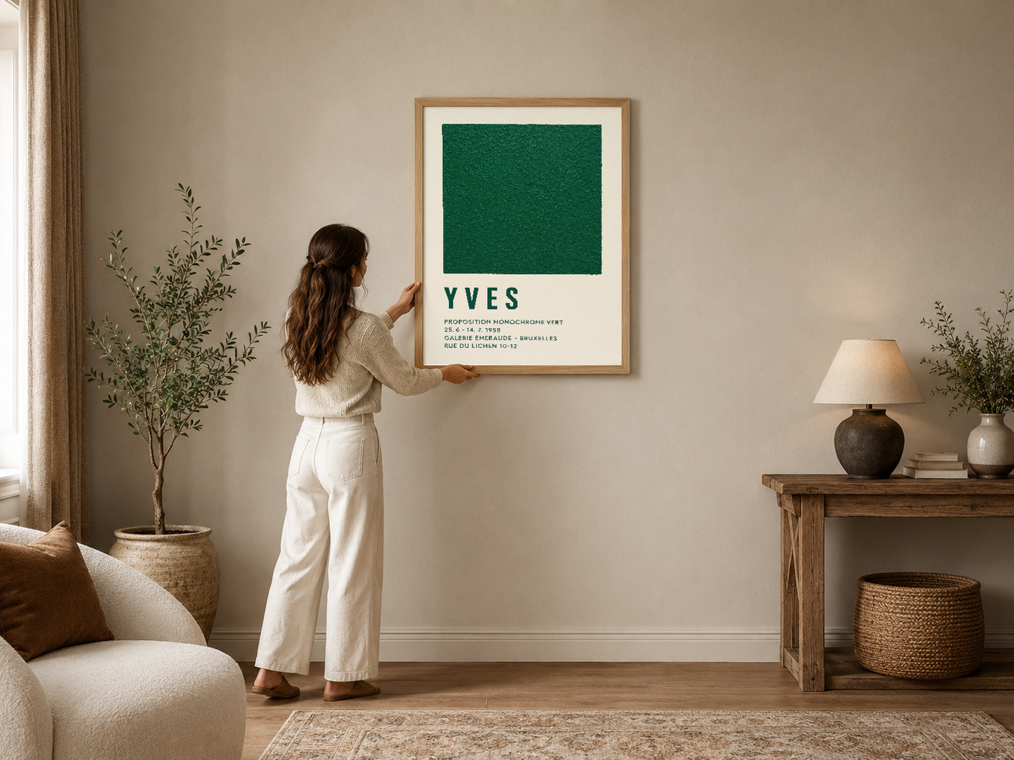Yeşil renkli minimalist poster, ahşap çerçeveli, modern oturma odasının duvarında.