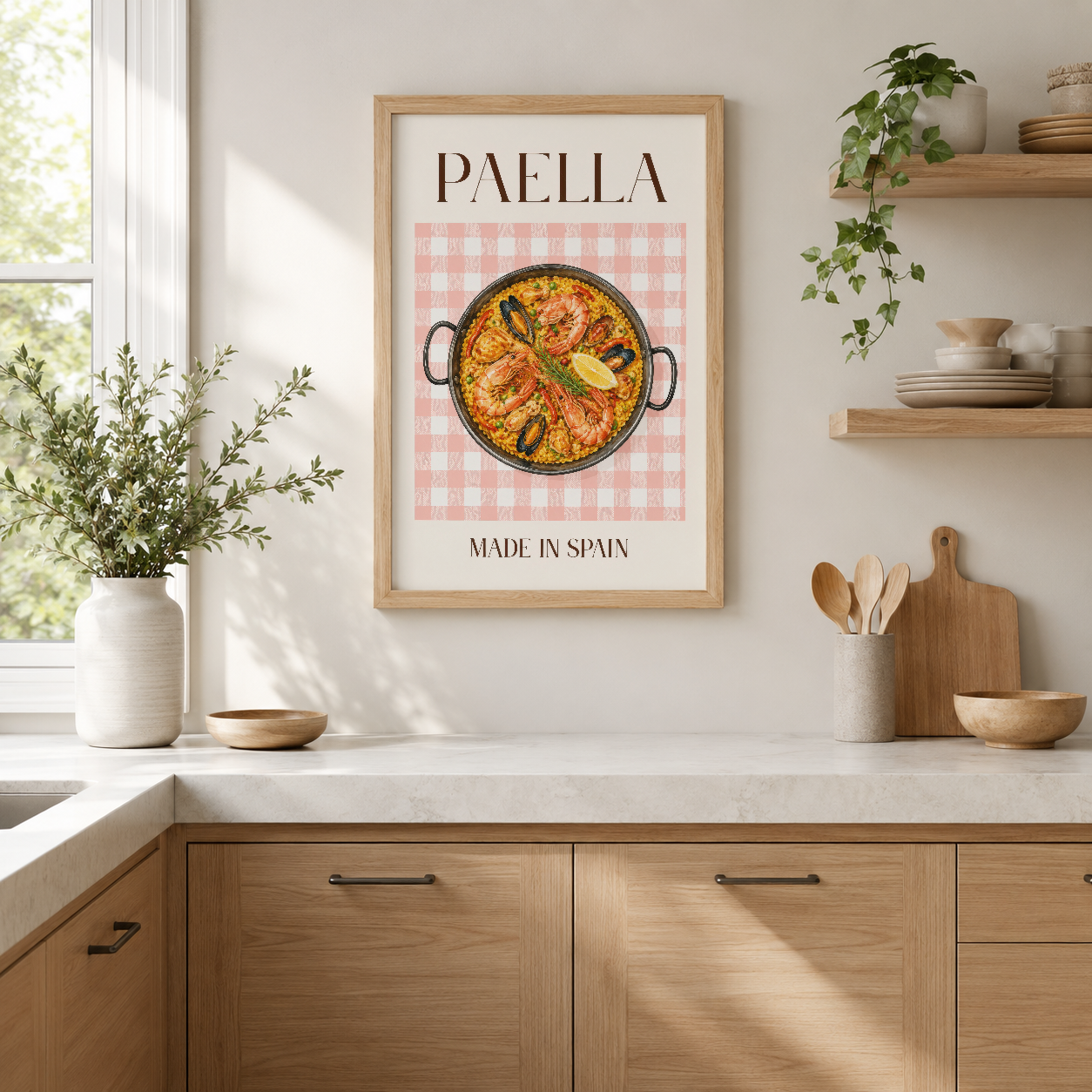 Ahşap çerçeveli Paella posteri, pembe kareli arka plan üzerinde İspanya'dan bu ünlü yemek tablosu mutfak duvarında.