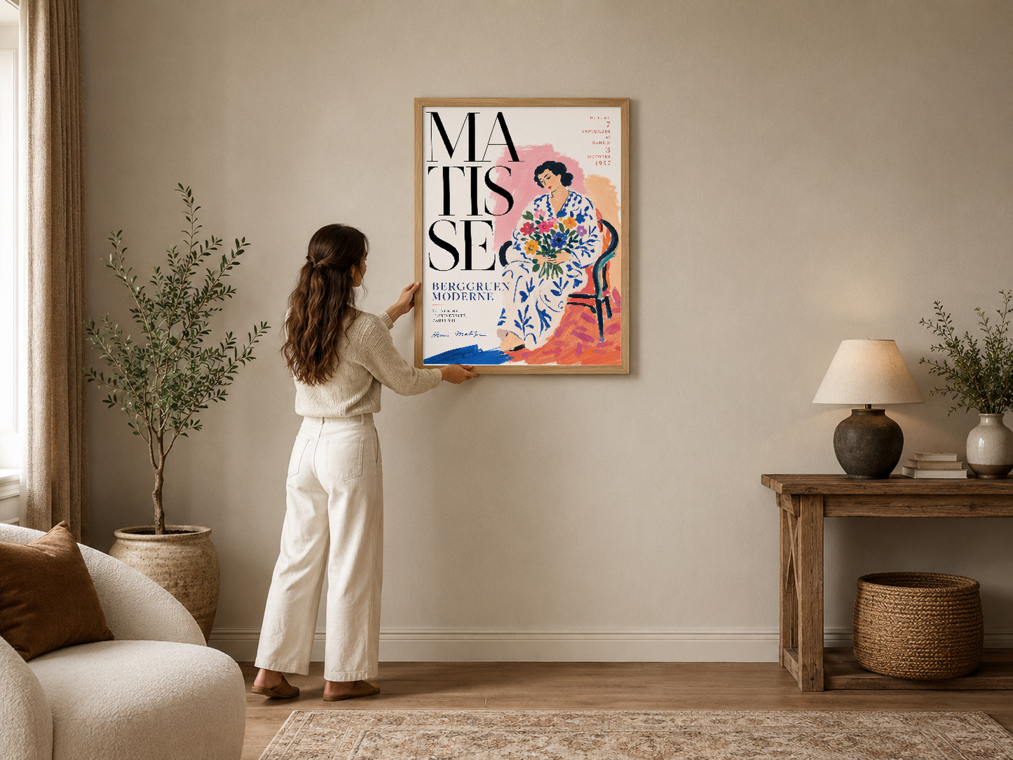 Matisse'in ikonik tasarımı, ahşap çerçevede, nötr tonlu modern bir oturma odasında duvarda asılı.