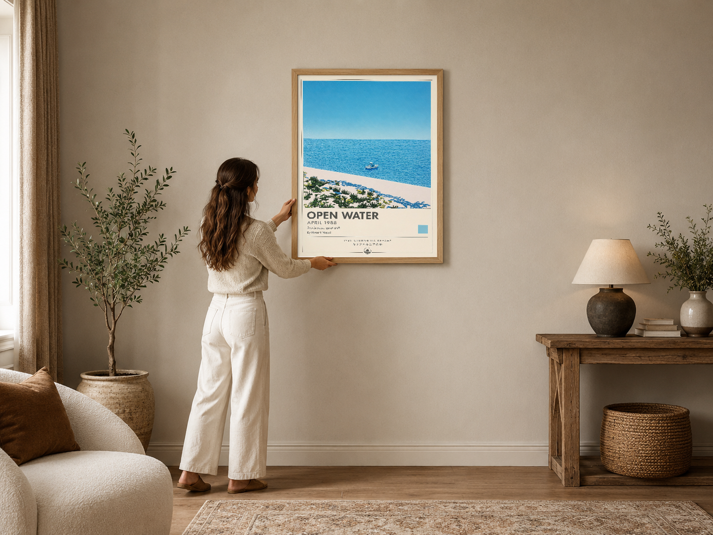 Açık mavi deniz ve kumsal manzarası gösteren minimalist stil poster, ahşap çerçeve içinde.