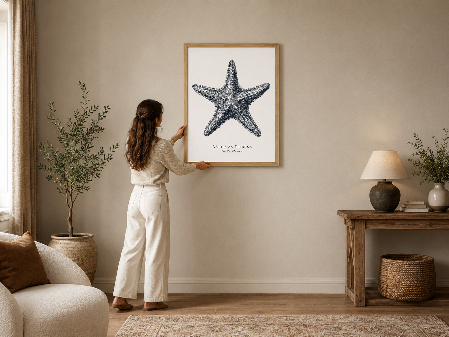 Deniz yıldızı botanik çizimi, ahşap çerçeveli poster, nötr tonlu modern oturma odasında sergilenen sanat eseri.