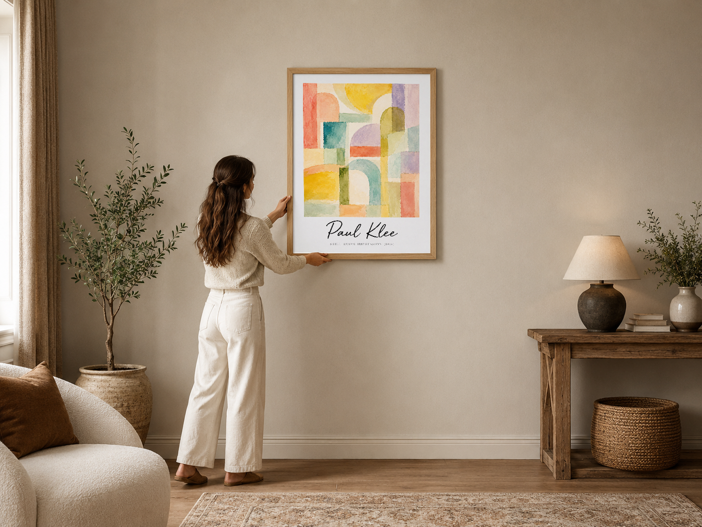 Paul Klee'nin renkli geometrik soyut yapıtı, çerçeveli poster olarak modern oturma odasında asılı.