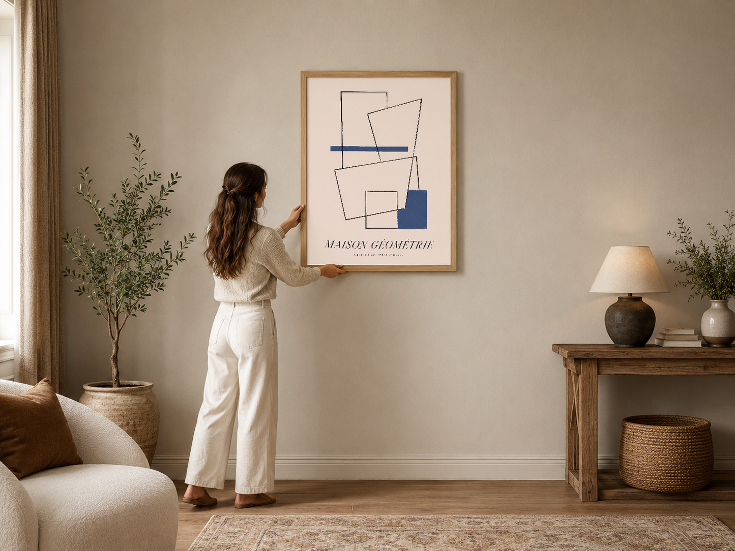 Maison Géométrie soyut geometrik poster, doğal ahşap çerçevesiyle modern oturma odasının duvarında asılı.