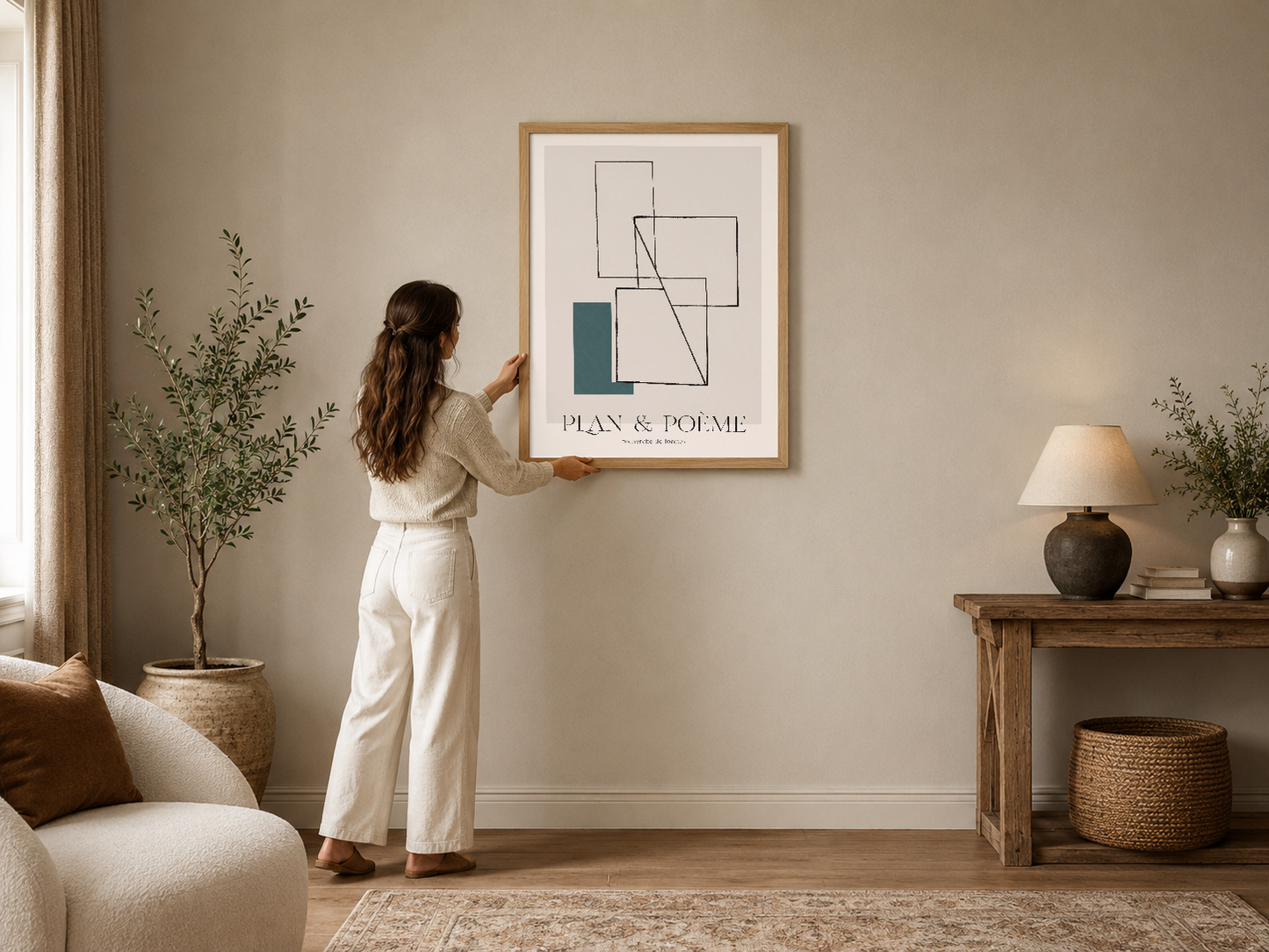 Minimalist geometrik tasarım, saf beyaz ve deniz mavisi tonlarıyla modern oturma odasında zarif bir dekorasyon aksesuarı.