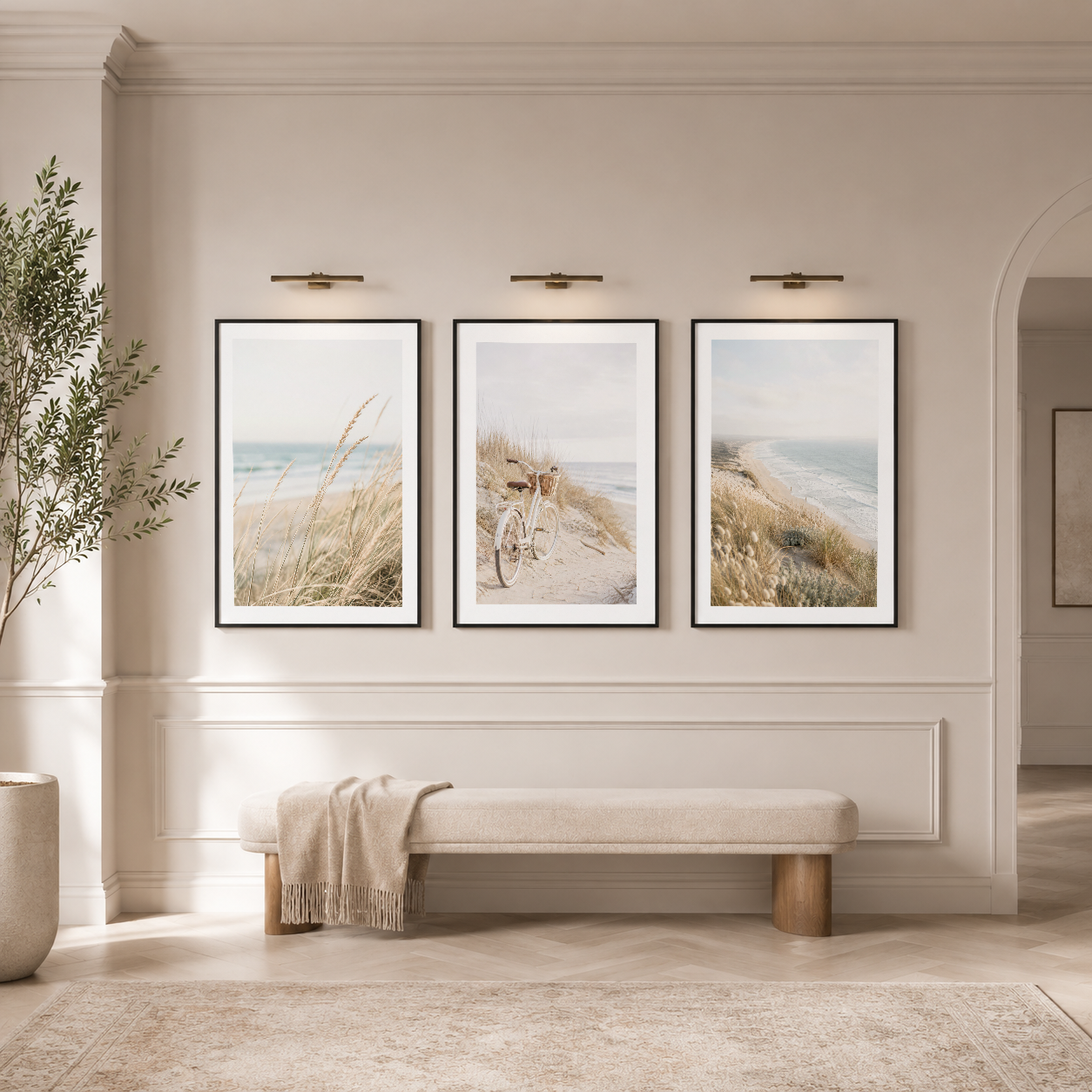 Plaj ve kum tepeleri temalı üç panel tablo seti, siyah çerçeveler içinde modern oturma alanını süsleyen sakin kıyı manzarası.