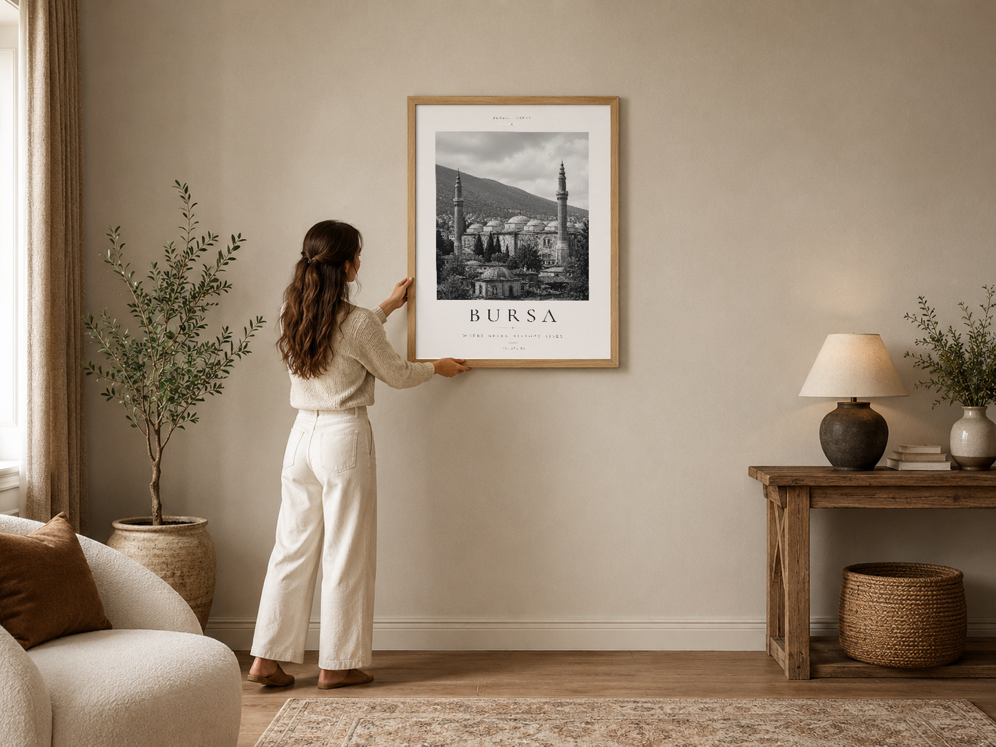 Bursa şehrinin görkemli mimarisi siyah-beyaz fotoğraf stilinde, ahşap çerçeveli poster olarak modern oturma odasını süsler.