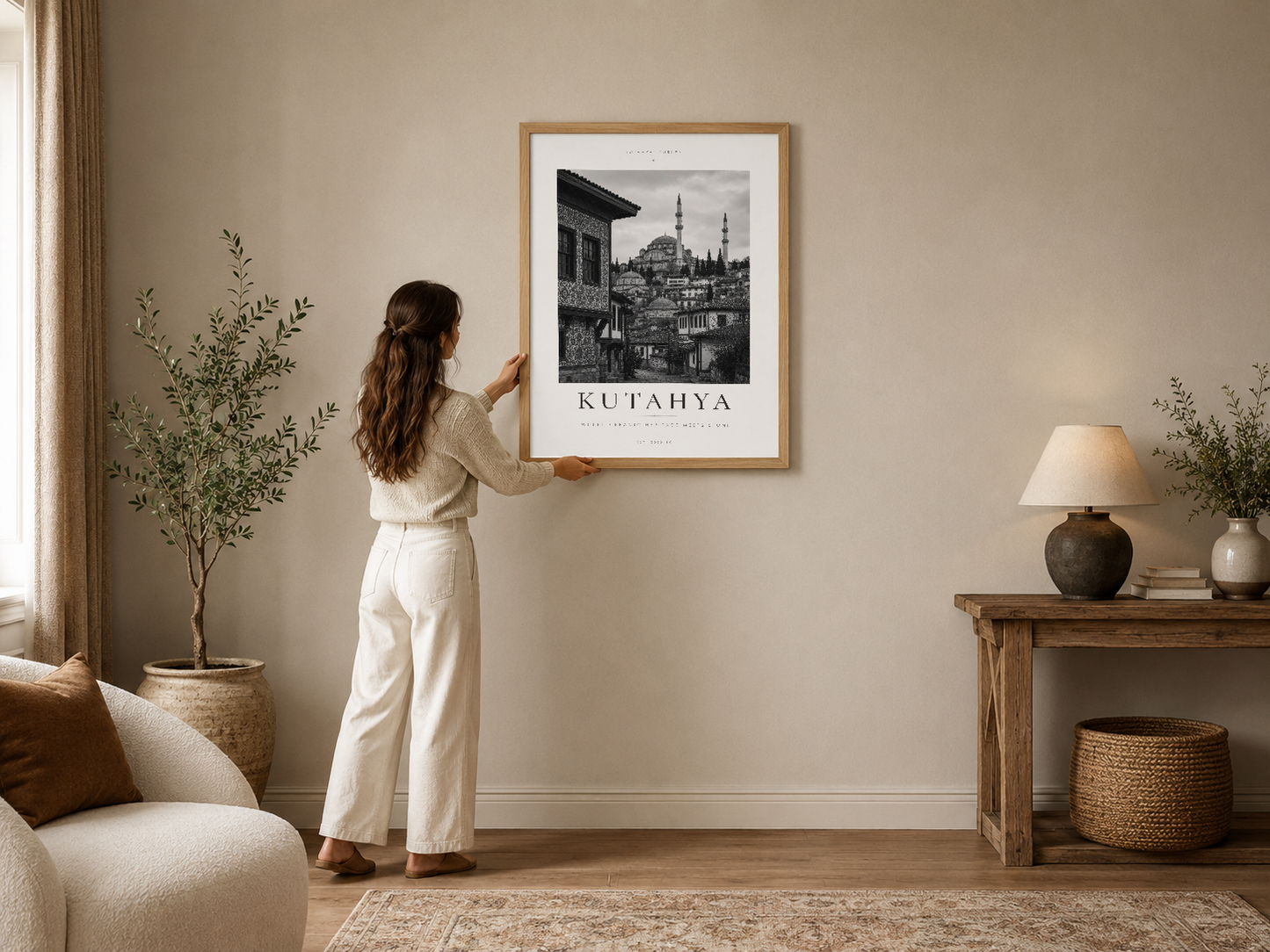 Kutahya şehrinin siyah beyaz mimarisini gösteren şık poster, doğal ahşap çerçevede modern oturma odasını tamamlıyor.