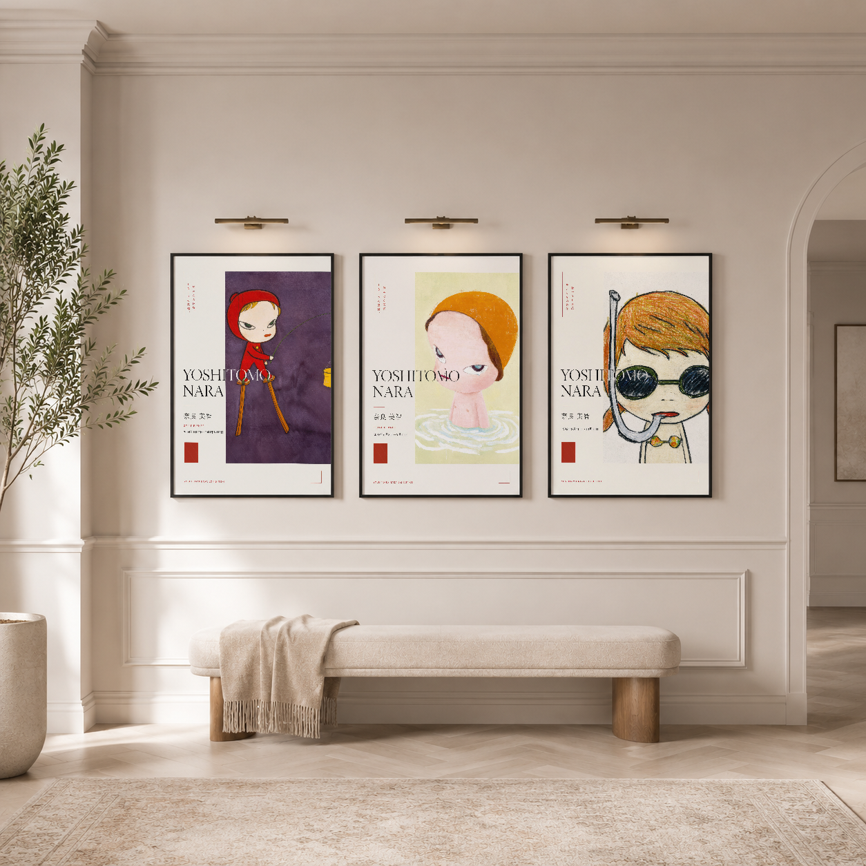 Üç panellik Yoshitomo Nara koleksiyonu, siyah çerçeveli posterler modern oturma alanında kanepenin üstünde.