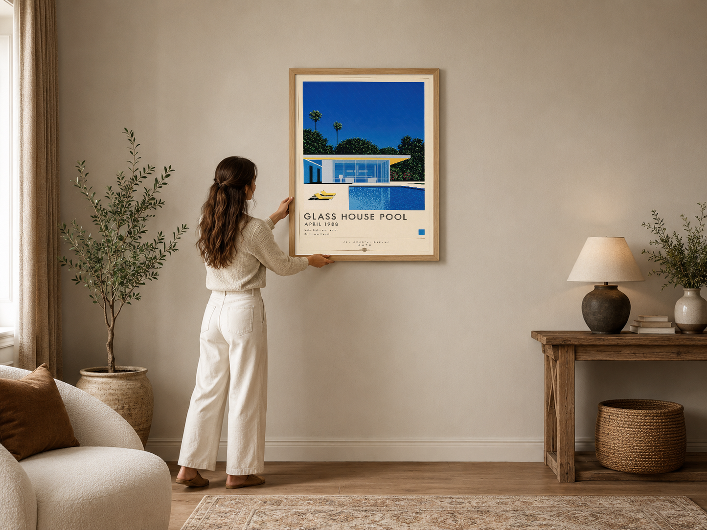 Modernist Glass House Pool posteri, ahşap çerçevede, nötr tonlu oturma odasının duvarında asılı.