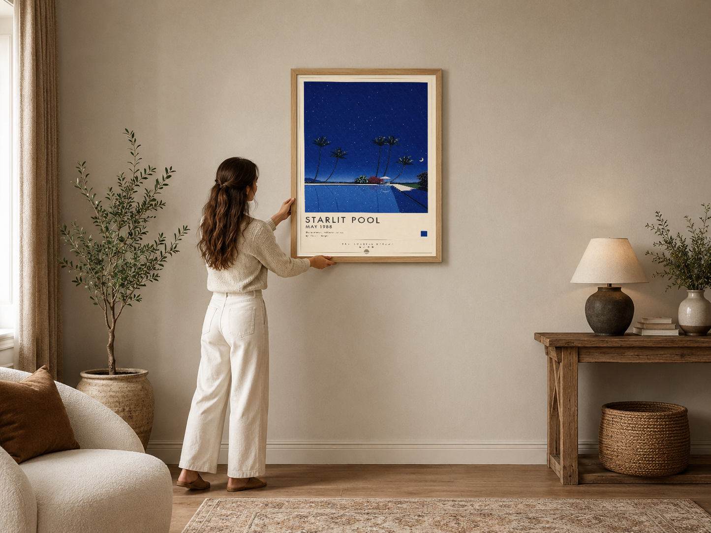 Starlit Pool posteri, sıcak tonlarla dekore edilmiş modern oturma odasında çerçeveli olarak sergilenmektedir.