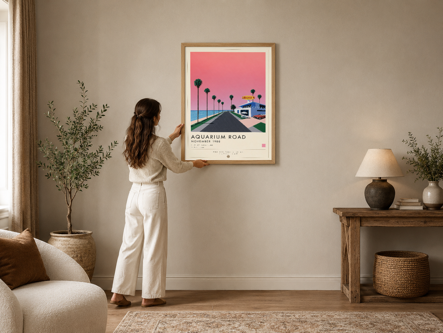 Aquarium Road posteri, pembe gökyüzü ve palmiye ağaçlarıyla retro tarzda bir sahil yolunu tasvir ediyor.