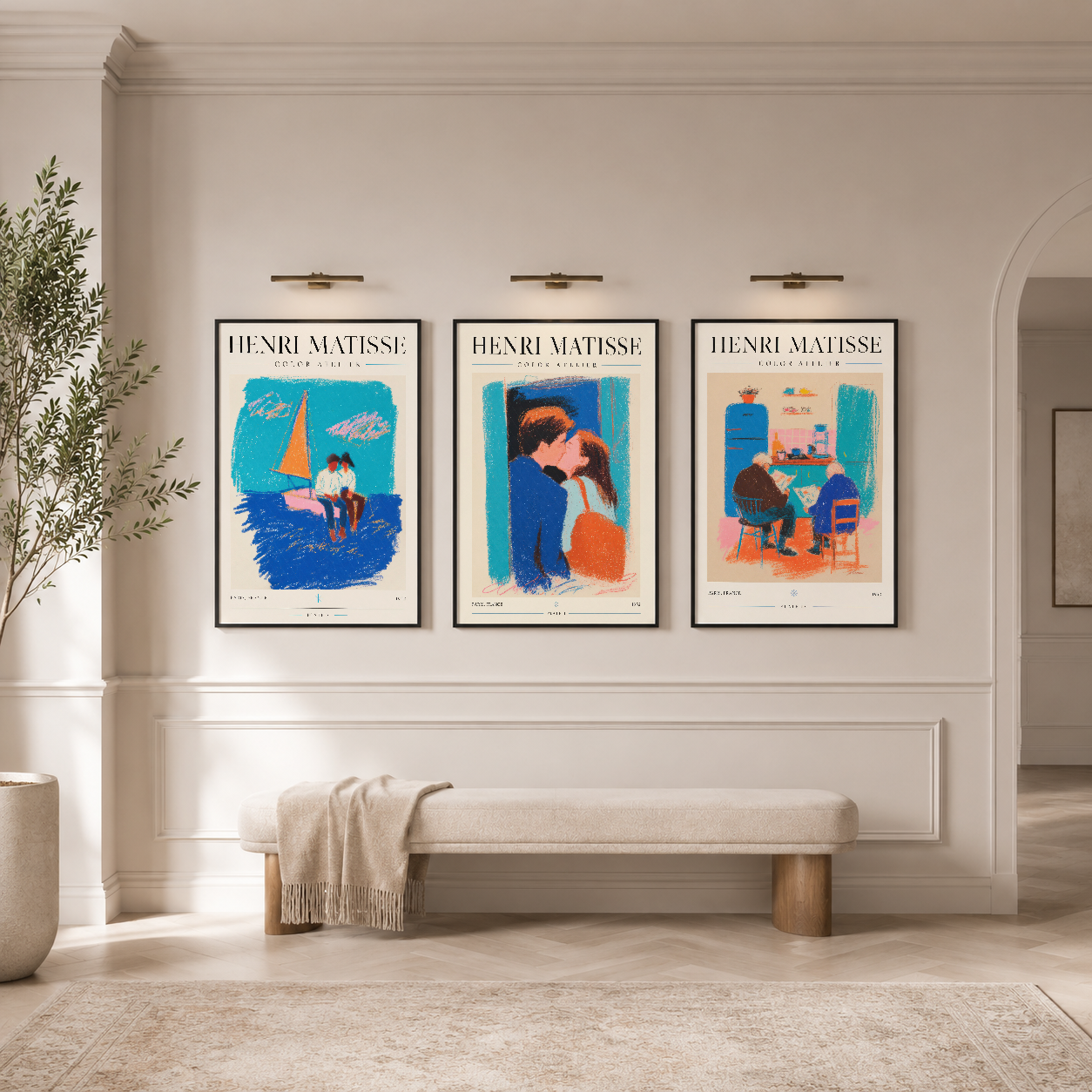 Henri Matisse'in renkli sanat eserleri üç panelde, modern bir aydınlık oturma alanında beyaz duvar üzerinde sergileniyor.