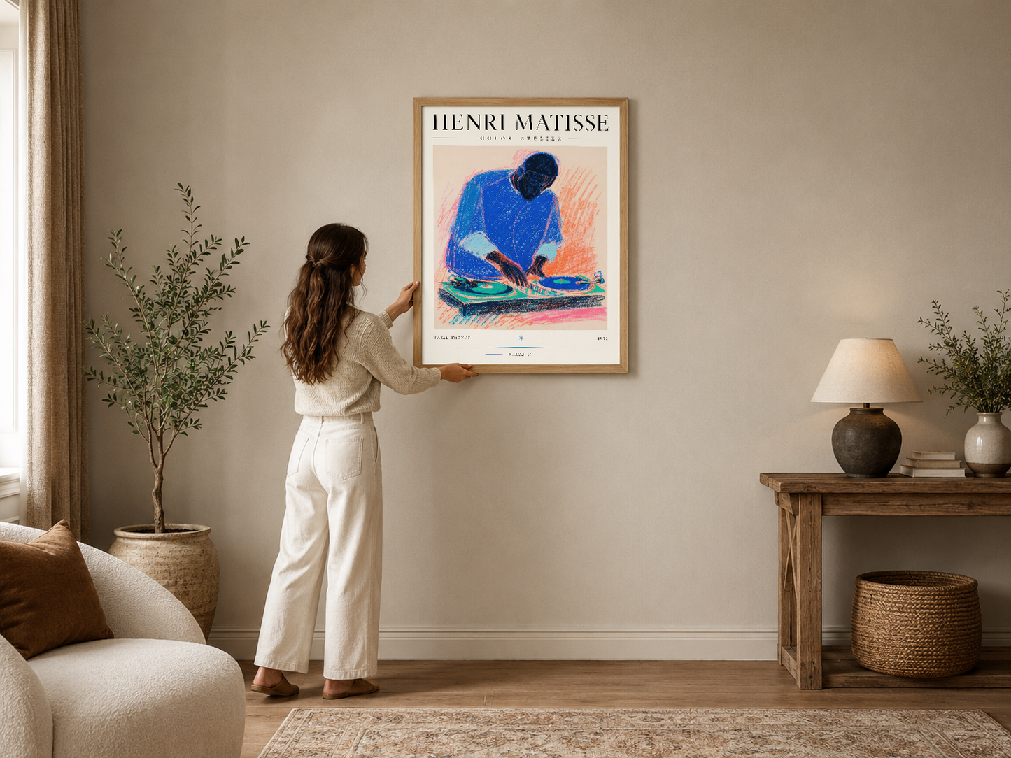 Henri Matisse'in renkli sanat tablosu, ahşap çerçevede, modern oturma odasının duvarında sergileniyor.