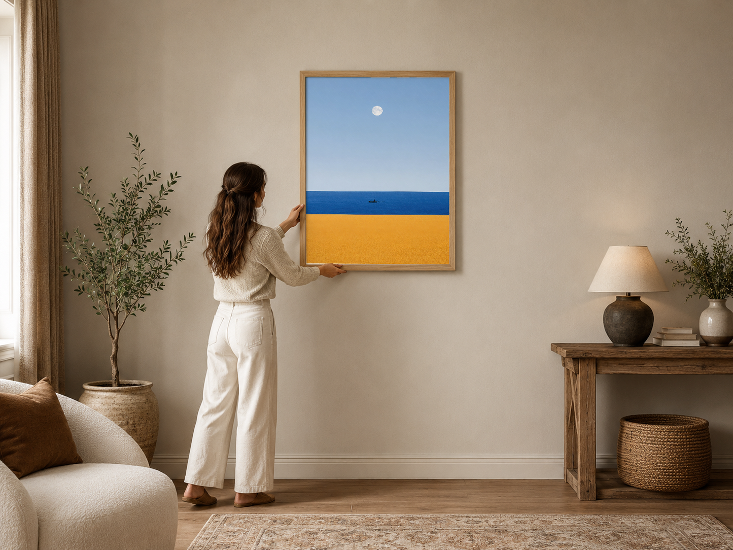 Minimalist deniz manzarası tablosu, mavi gökyüzü ve sarı sahil tasarımıyla modern oturma odasını süslemekte.