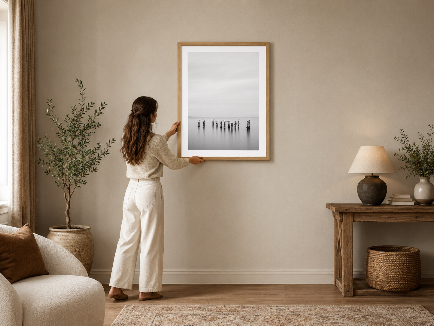 Minimalist suyolu sahnesi, ahşap çerçeveli tablonun geniş beyaz matlaştırılmış paspatuyla modern oturma odasında sergilenmiş
