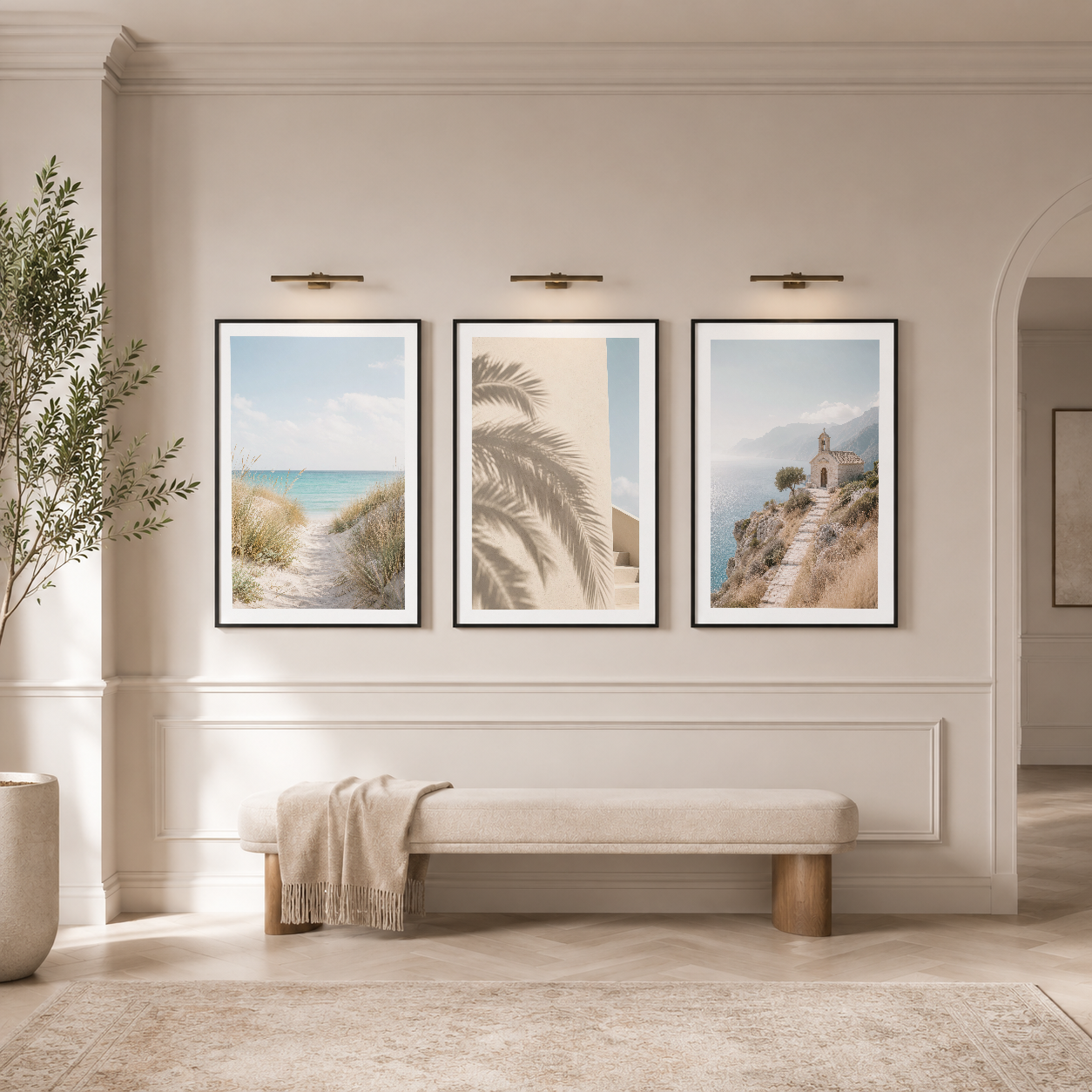 Sahil temalı üç parçalı tablo seti siyah çerçeveli, minimalist oturma alanında sergilenen baştan çıkaran manzara sanat