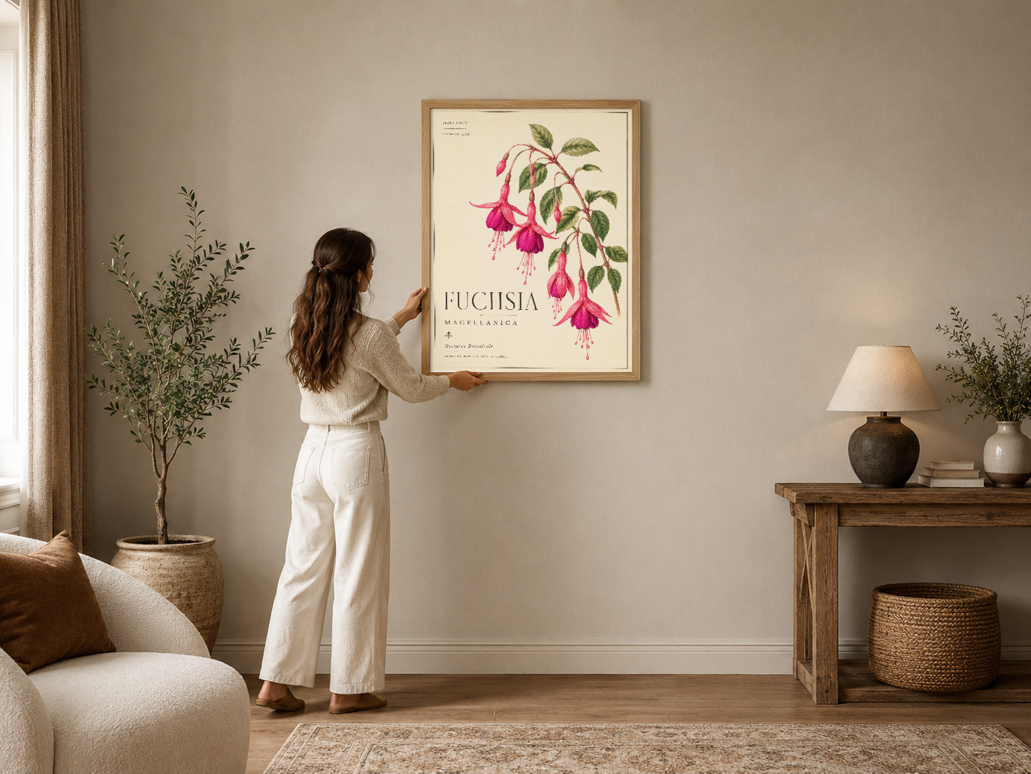 Klasik botanik sanatıyla yapılmış fuşya çiçekli Fuchsia tablosu, ahşap çerçeveli, nötr tonlu modern oturma odasını