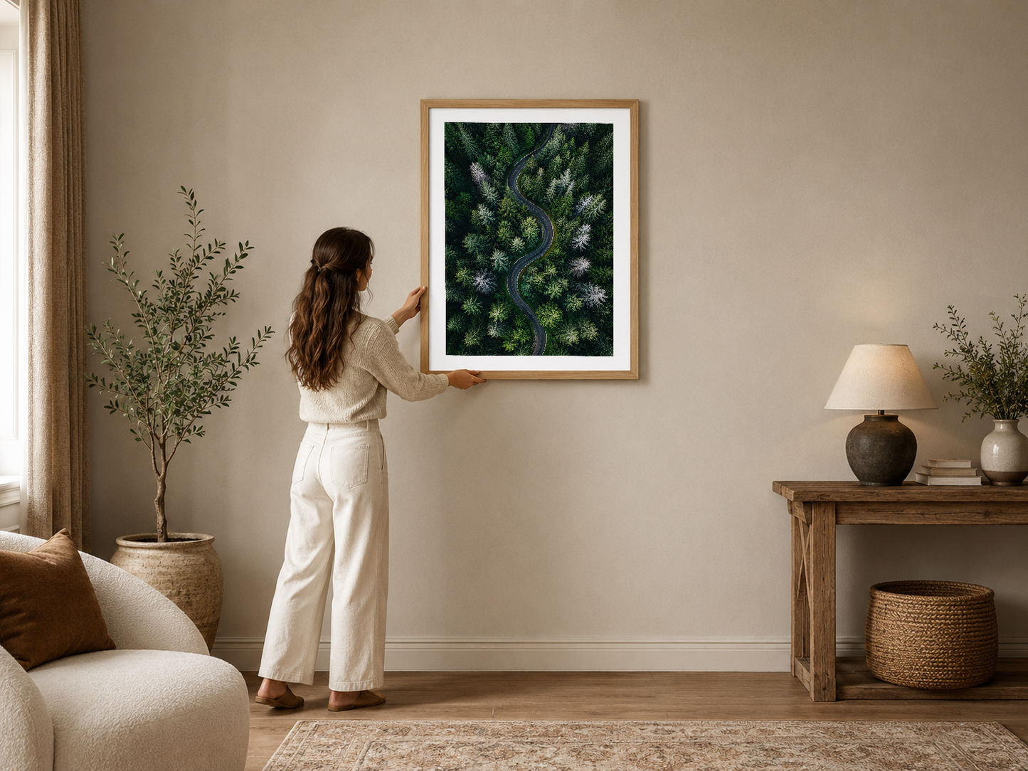 Orman yolunun kuş bakışı görüntüsü, ahşap çerçeveli modern poster, rahat oturma odasının duvarında.