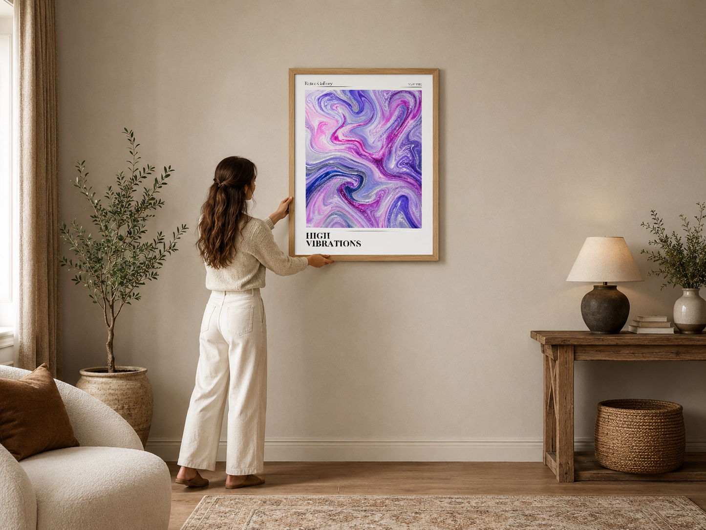 Mor ve pembe sıvı mermer desenli soyut poster, ahşap çerçeveli duvar tablosu, minimalist oturma odasında sergilenmekte.