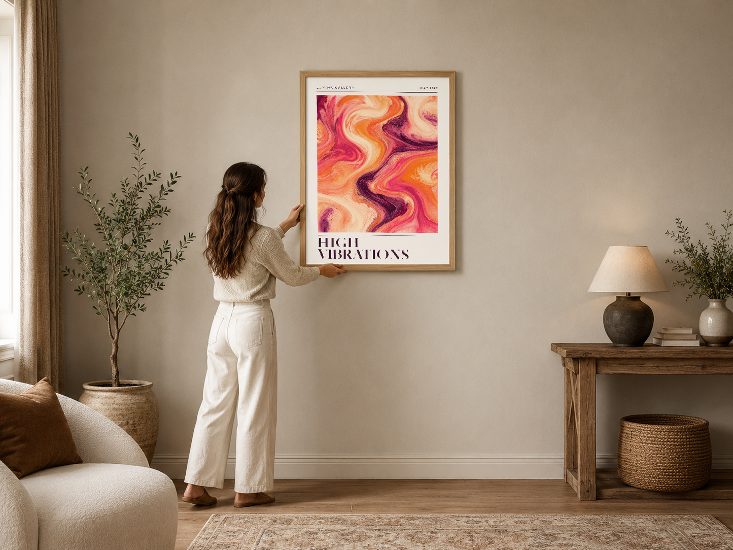 Sıvı akışkan sanat tasarımı, sıcak renk paletinde dalga deseniyle modern oturma odasının duvarını canlandıran poster.
