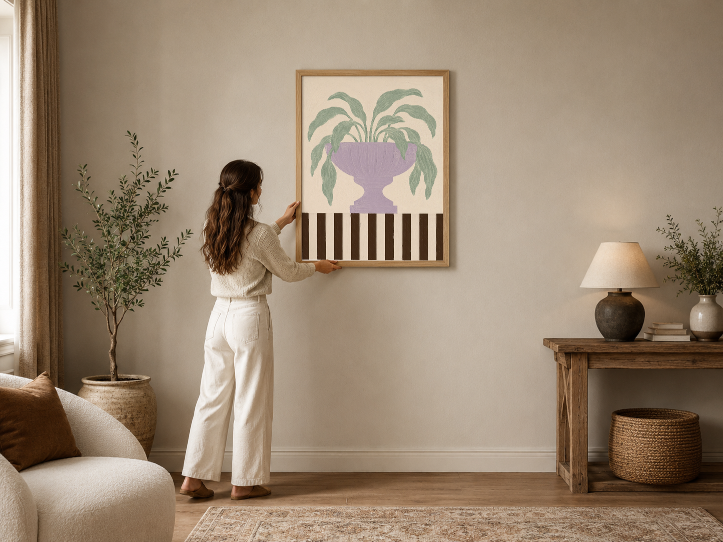 Mor vazo ve bitki motifli modern sanat tablosu, ahşap çerçeveli, şık oturma odasında kanepenin üzerinde.