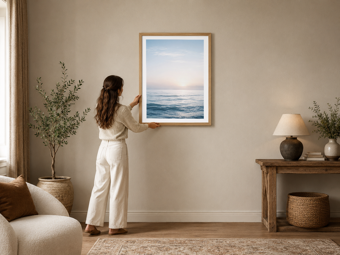 Sakin deniz manzarası tablosu, ahşap çerçevede, beige tonlu modern oturma odasını huzurlu bir atmosferle tamamlıyor.