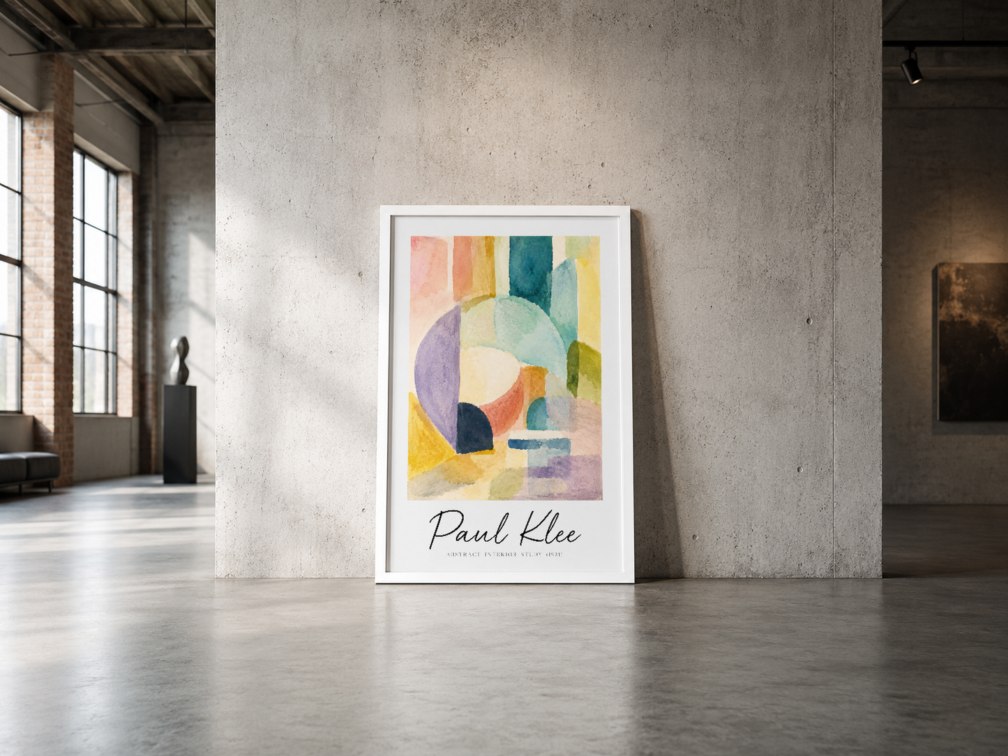 Paul Klee posterinin sade beyaz çerçevesi, endüstriyel beton duvarın karşısında çok renkli soyut tasarımı vurguluyor.