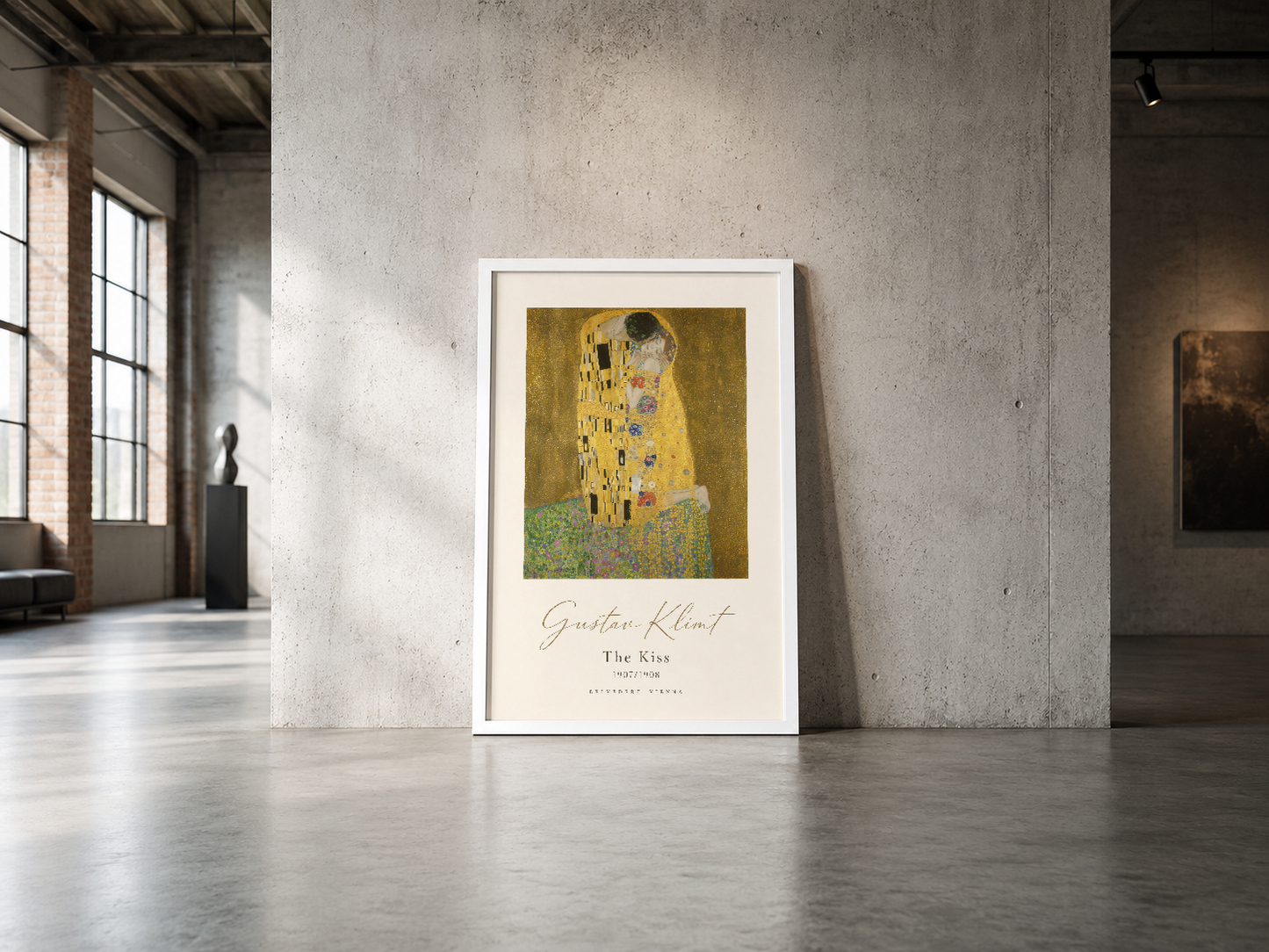 Klimt'in Öpücük tablosu, endüstriyel loft ortamında görkemli sanat ürünü olarak duruyor.