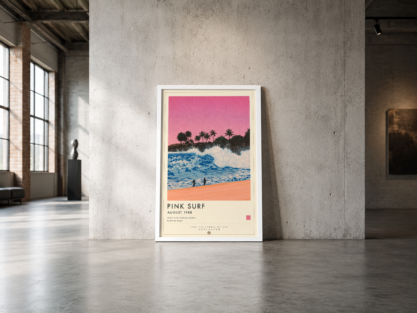 Pembe gökyüzü ve mavi dalgaların yanı sıra palmiye siluetlerini gösteren Pink Surf tablosu, endüstriyel mekanda duruyor.