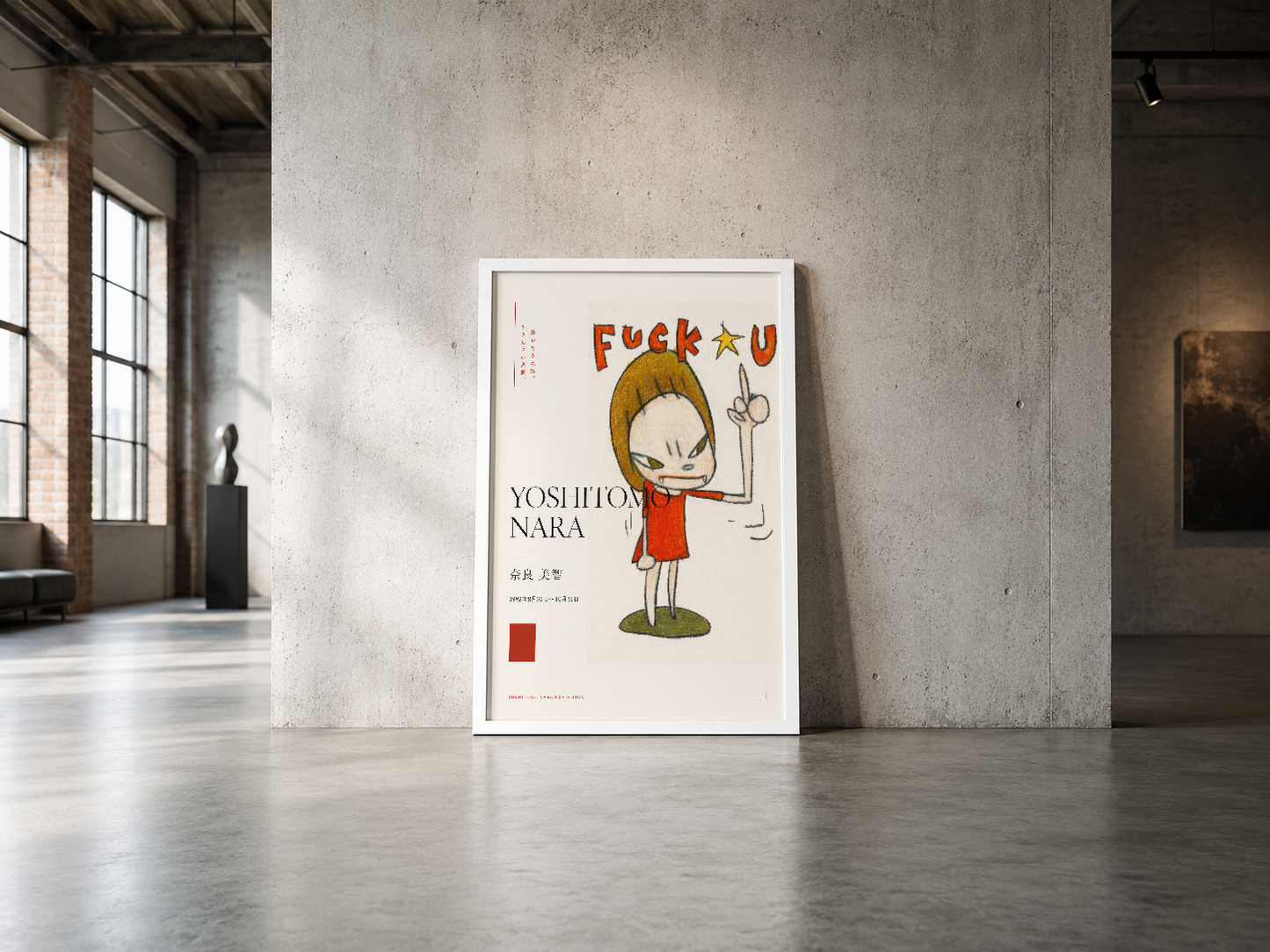 Yoshitomo Nara sanat tablosu beyaz çerçevede, endüstriyel mekânın beton duvarına karşı minimalist şekilde konumlandırılmış.