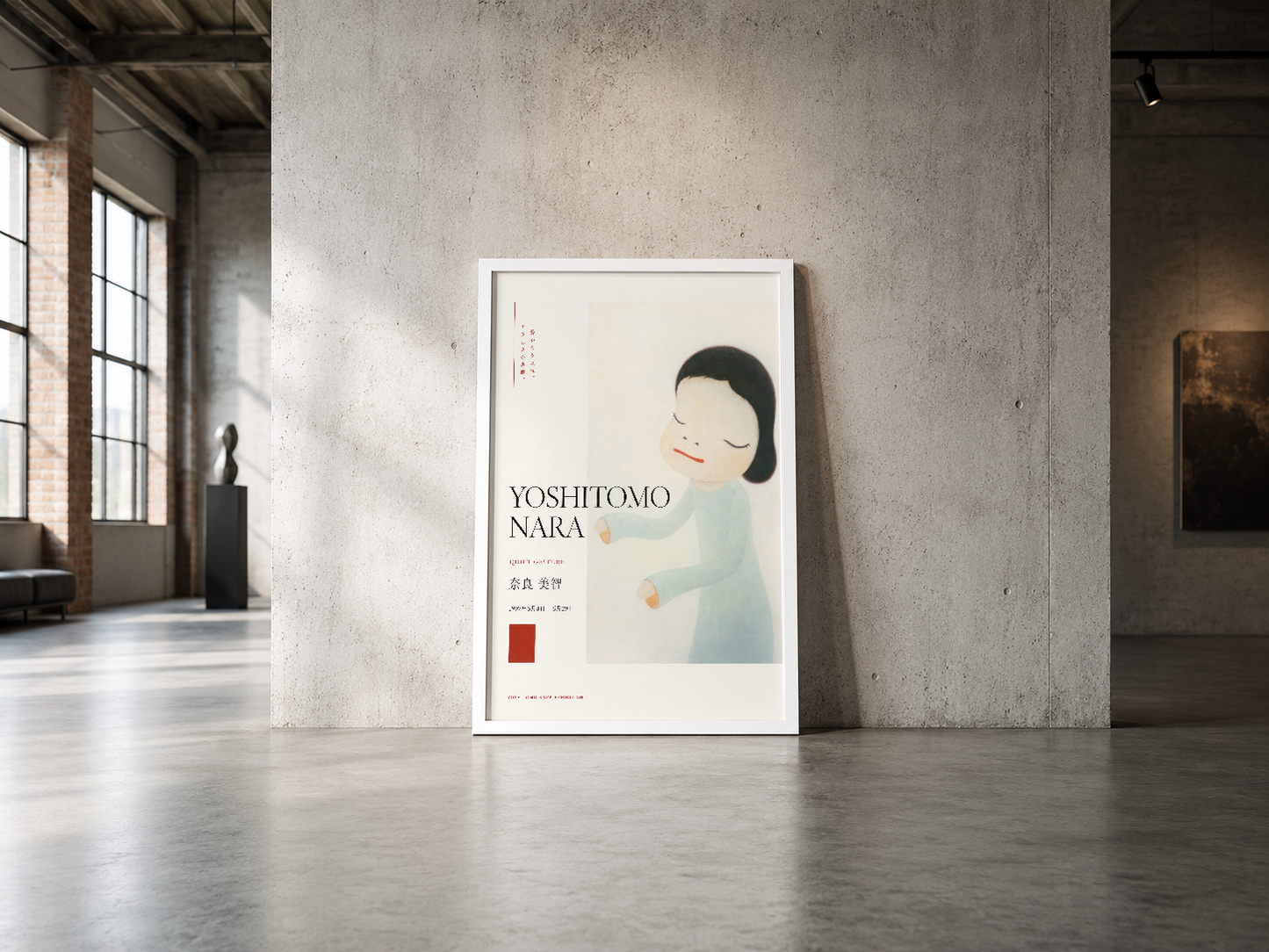 Beyaz çerçeveli Yoshitomo Nara tablosunun endüstriyel betonlu galeride sanat eseri olarak konumlandırılması.