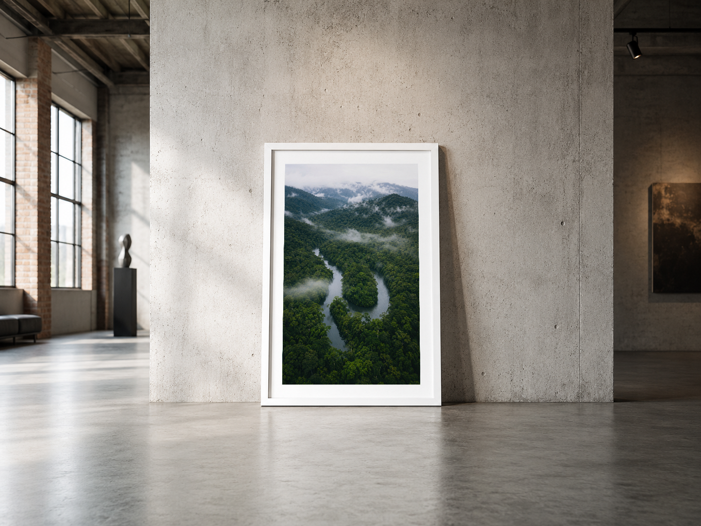 Beyaz çerçeveli nehir manzarası posteri, endüstriyel beton duvarla kontrast oluşturan minimalist ve çağdaş dekor çözümü.