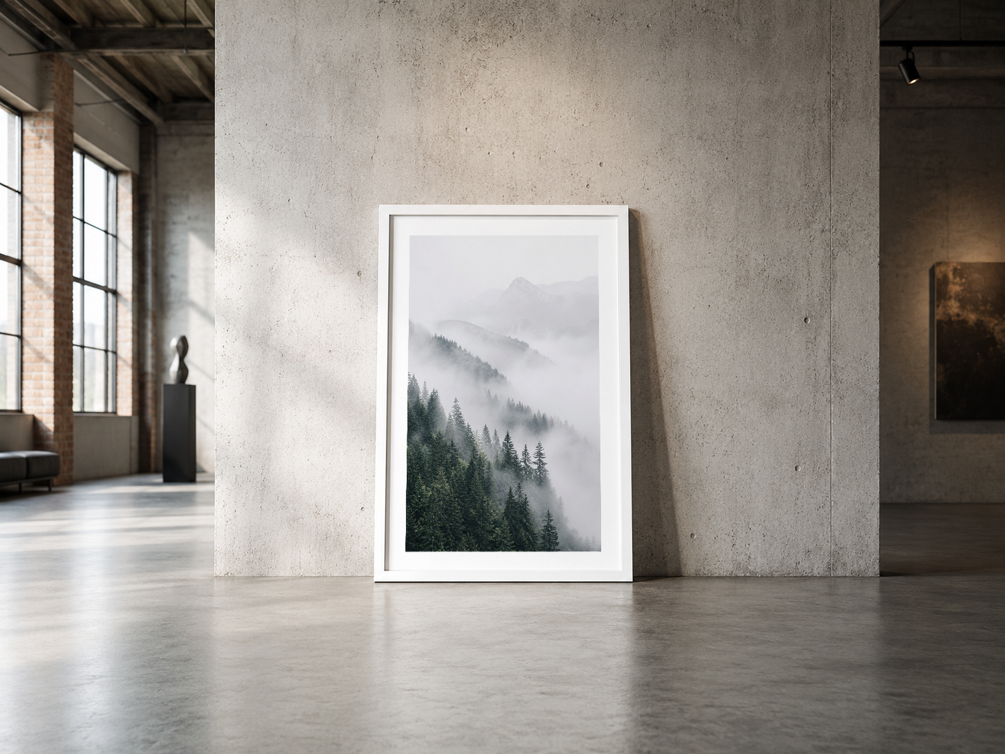 Bulutlu dağ manzarasını gösteren minimalist çerçeveli poster, endüstriyel bir galeri alanında.