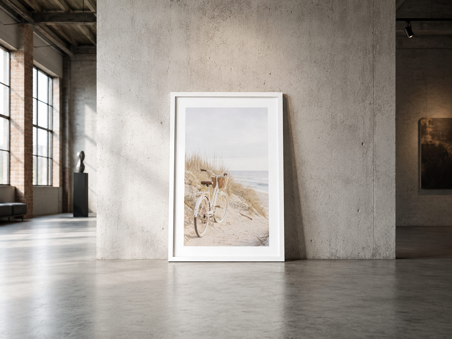 Kumlu plajda duran vintage bisikletin tasvir edildiği çerçeveli sanat tablosu, endüstriyel mekanlarda minimalist dekorasyon.