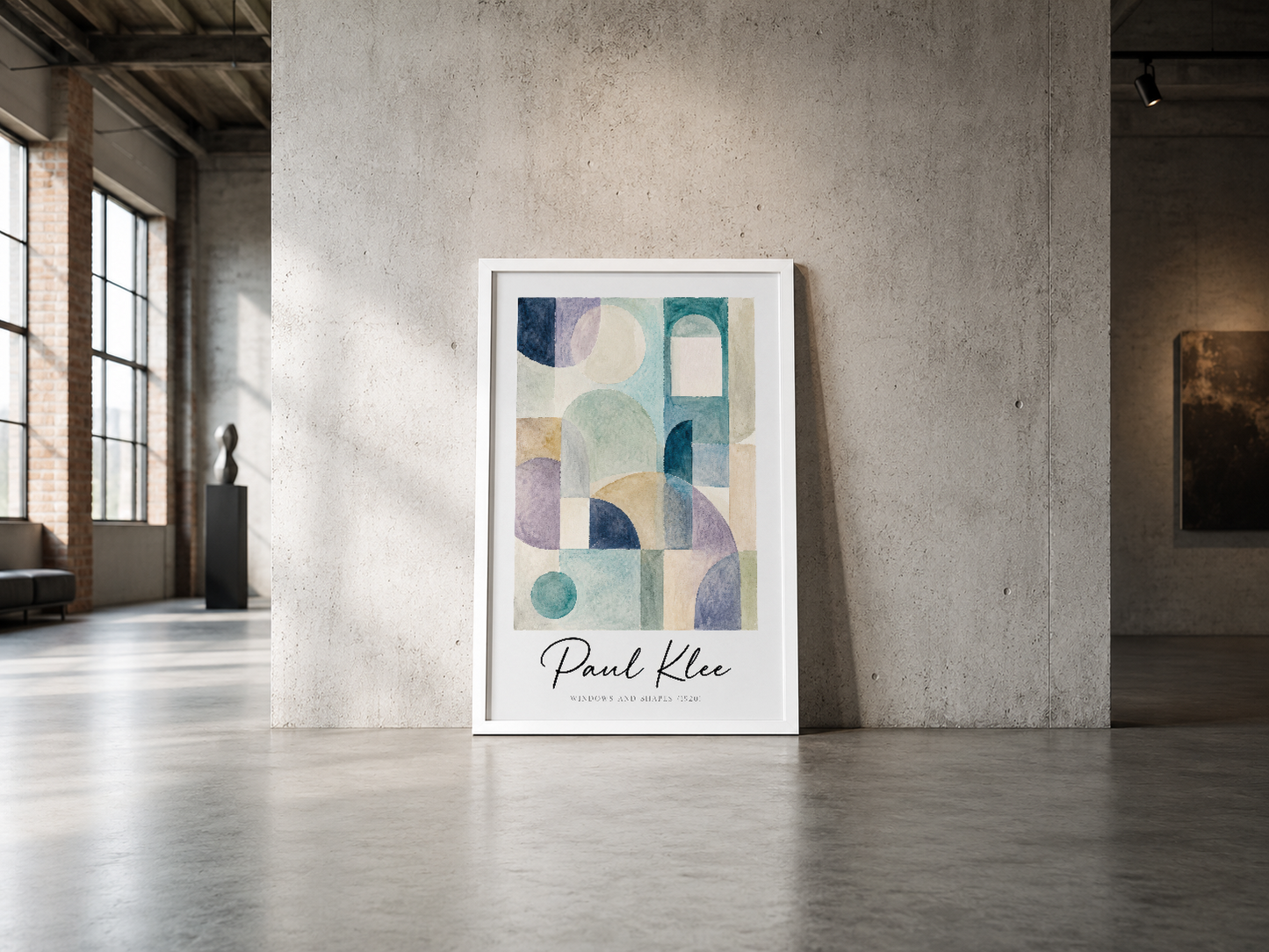Paul Klee ilham alan geometrik desenli poster, endüstriyel salonun beton duvarında sergilenmekte.