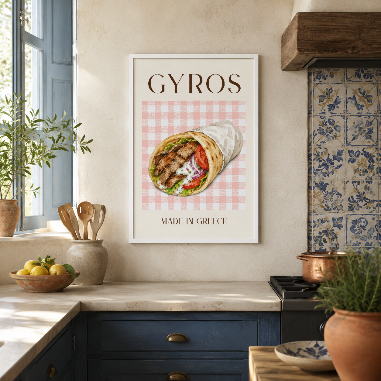 Akdeniz stilinde, döner yemeği temalı Gyros posteri, beyaz çerçevede modern rustik mutfak dekorasyonunda.