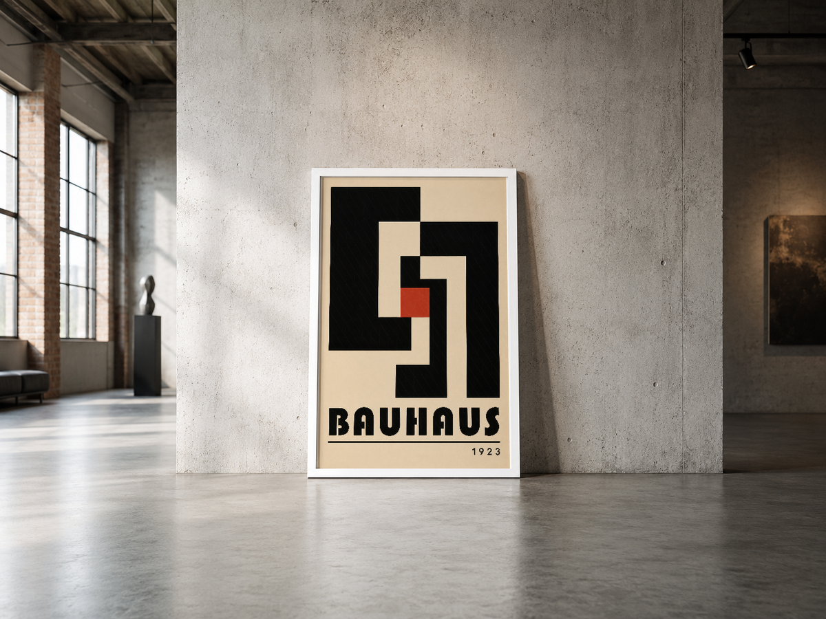 Bauhaus geometrik poster, endüstriyel loft ortamında beyaz çerçevelenmiş, minimalist tasarım vurgusu.