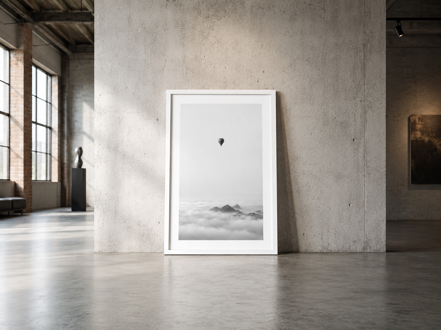 Beyaz çerçeveli minimalist poster, endüstriyel loft ortamında duvarla birleşerek sakin ve sofistike bir görünüm yaratıyor.