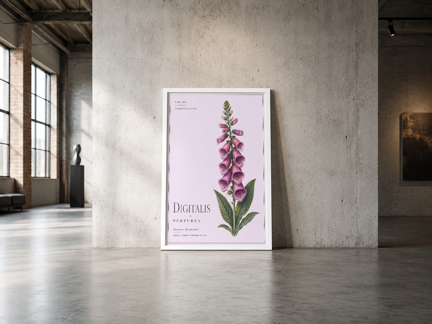 Pastel pembe arka plana detaylı digitalis resmi, beyaz çerçevede endüstriyel galeri alanında sergilenen botanik tablosu.