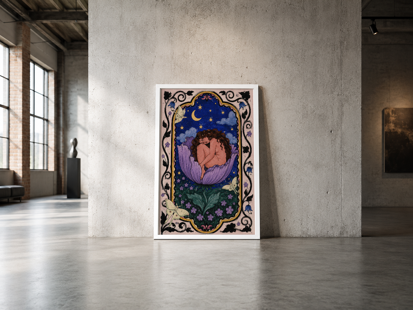 Klasik çerçeveli, gece temasına sahip, uyuyan figürü çiçeklerle çevreli şiirsel sanat posteri.