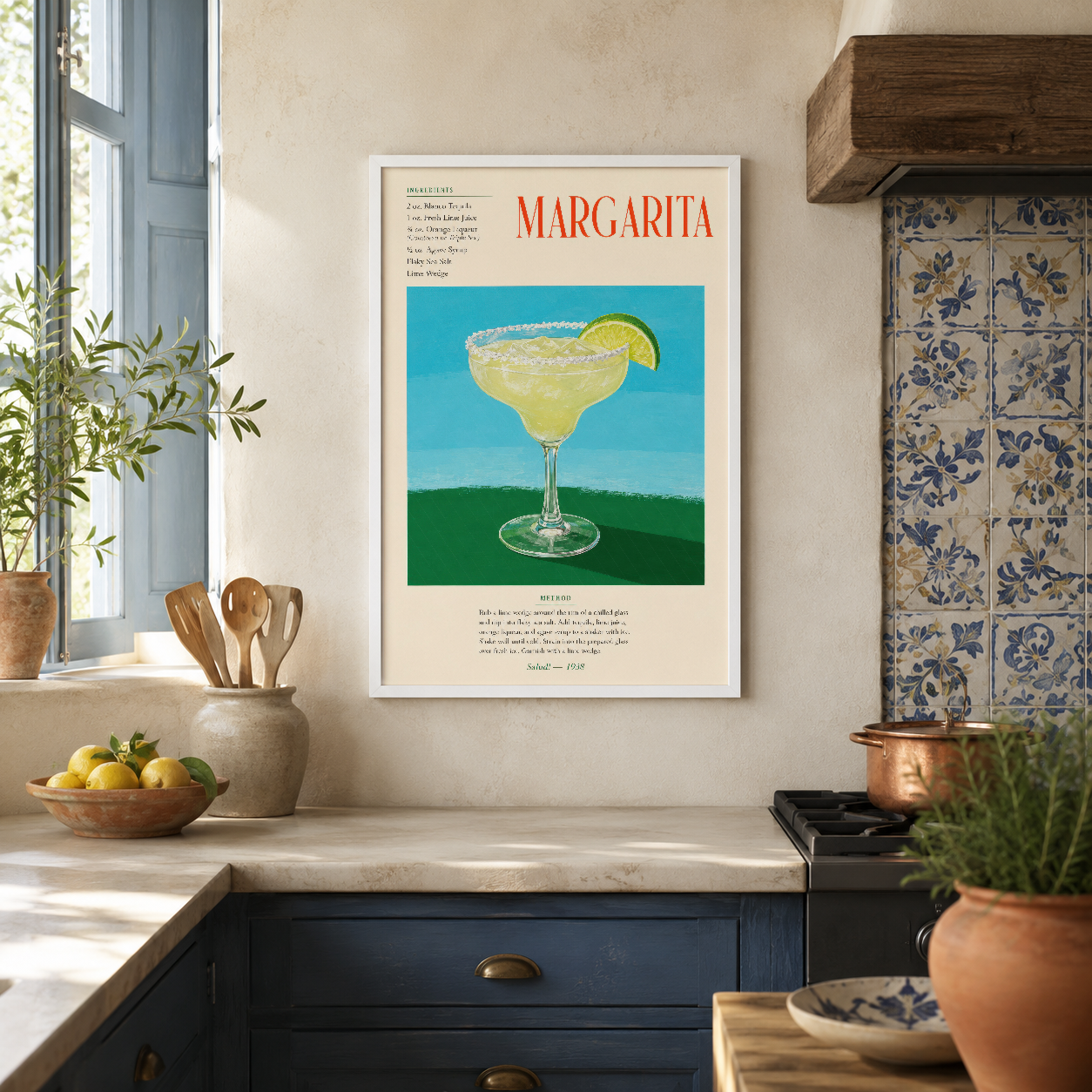 Vintage Margarita posteri, beyaz çerçeveli, endüstriyel mutfak tasarımında ışık alan duvar sanatı.