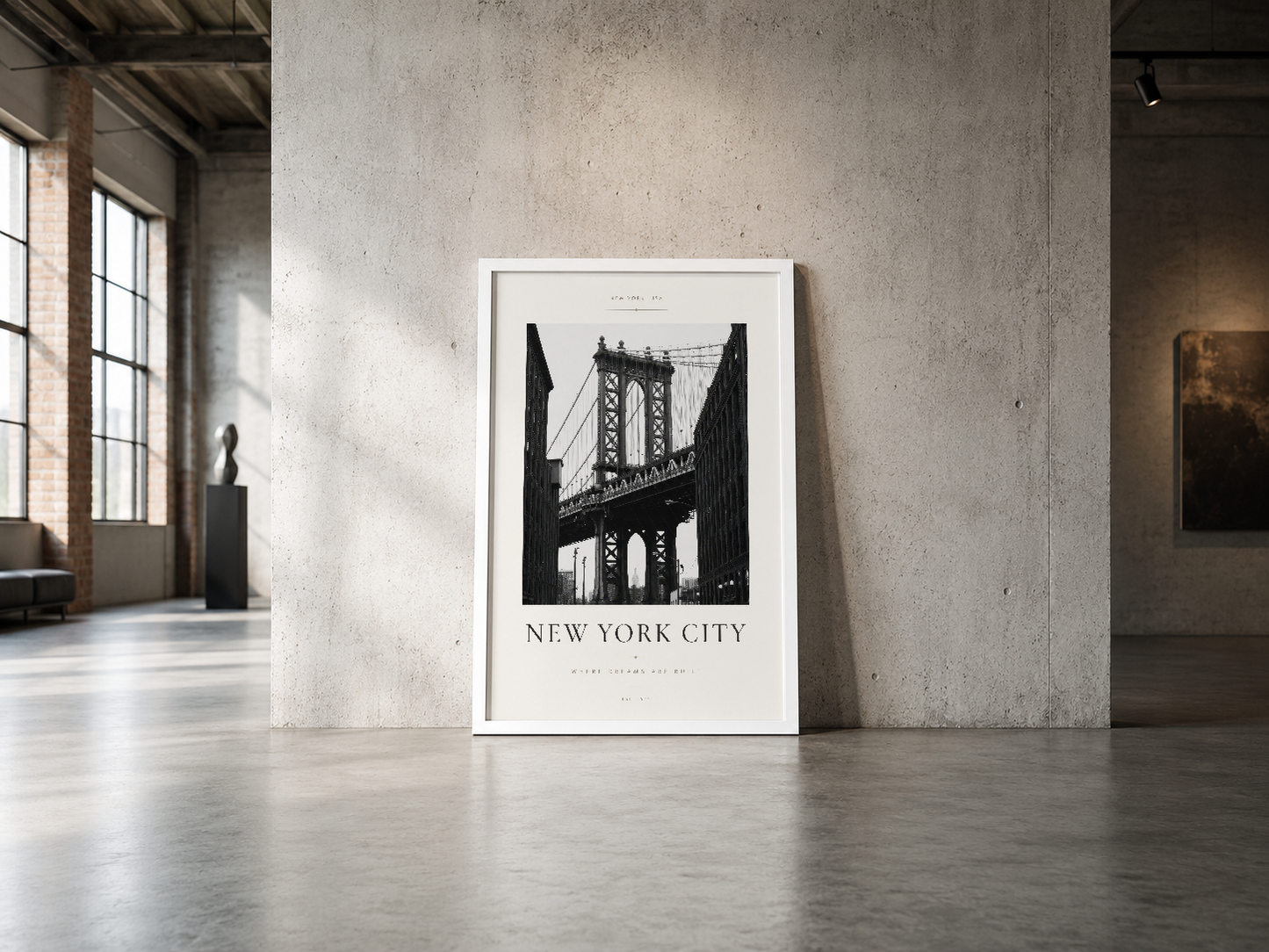 New York şehrinin ikonik köprüsü, minimalist beyaz çerçevede, endüstriyel boş mekan duvarında sanat olarak sergilenen poster.