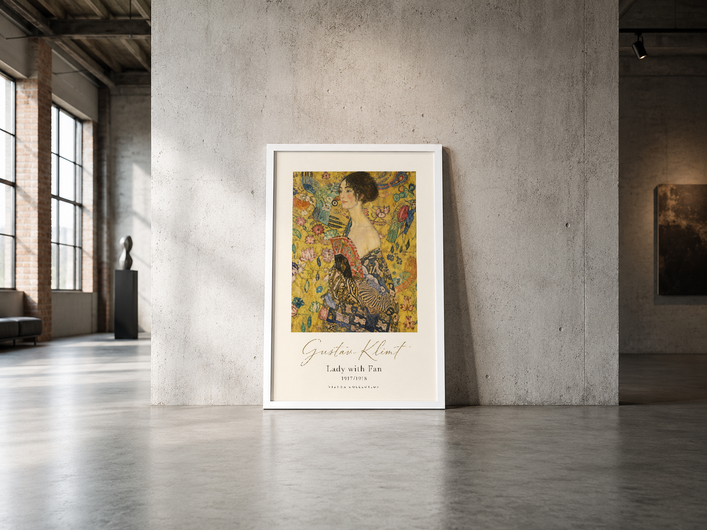 Klimt'in Lady with Fan eseri, beyaz çerçeveli poster formatında endüstriyel mekan duvarında tek başına durarak görkemli etki