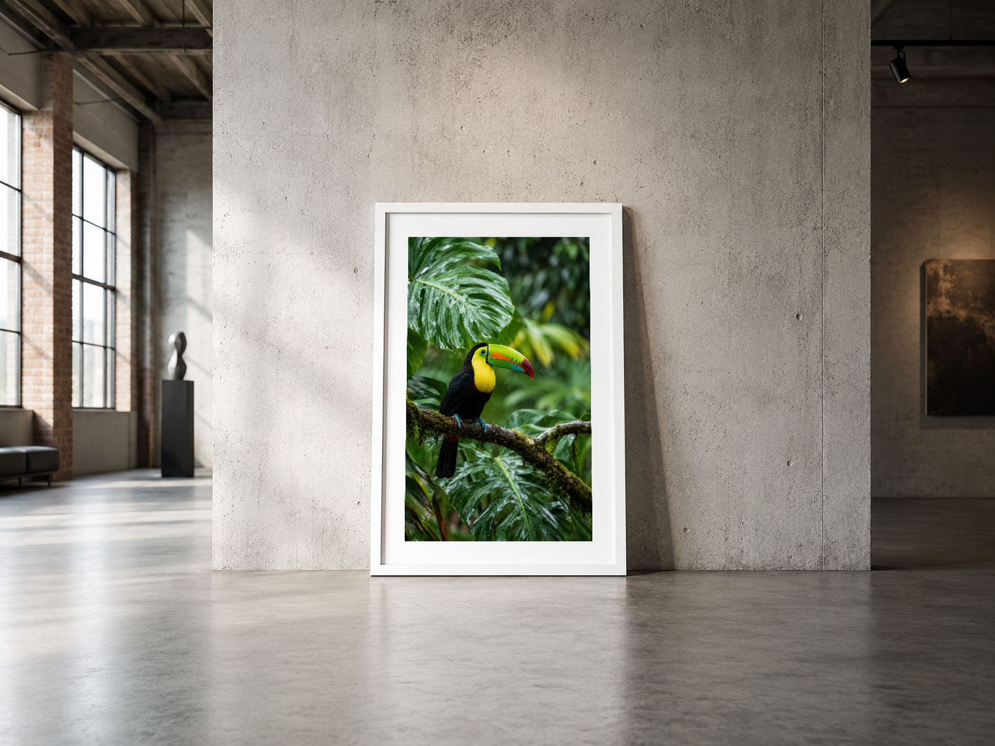 Beyaz çerçeveli tropikal kuş posteri, endüstriyel beton duvarların yer aldığı geniş bir galerida.