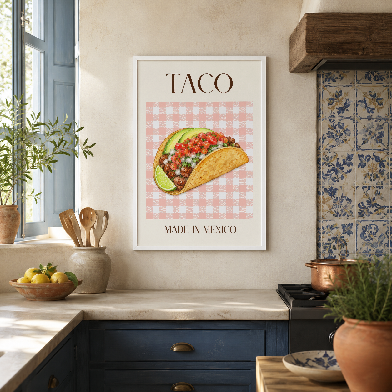 Beyaz çerçeveli taco posteri, modern mutfakta taş tezgah üstünde sergilenerek rustik-çağdaş dekorasyon yaratıyor.